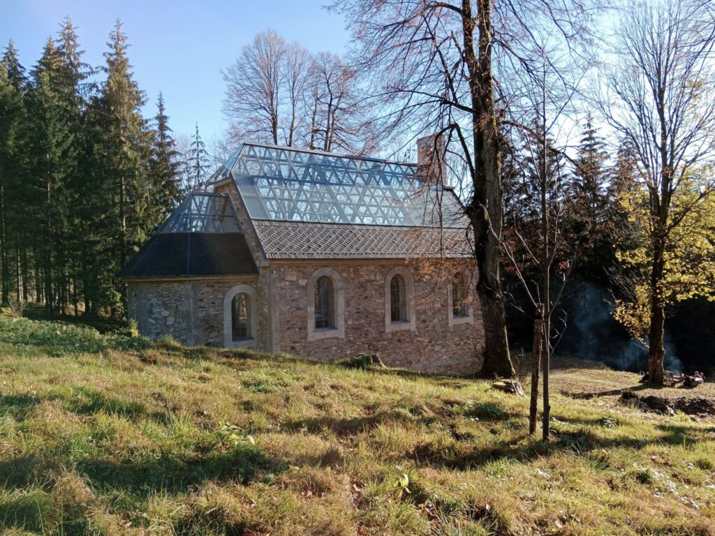 skleněná střecha kostela kaple svaté Anny v Horním Údolí Zlatých hor