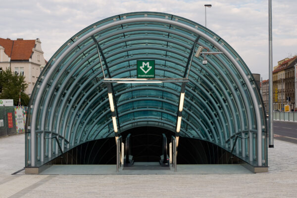 skleněný vstup do metra hradčanská