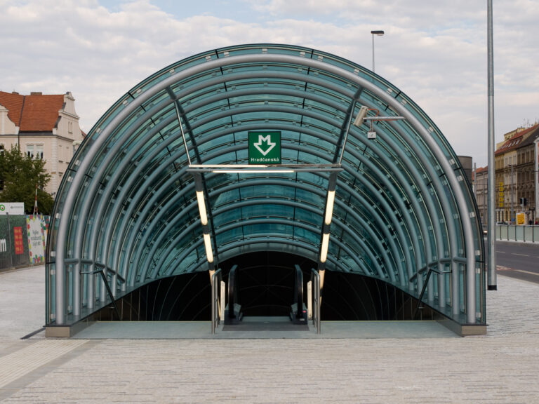skleněný vstup do metra hradčanská