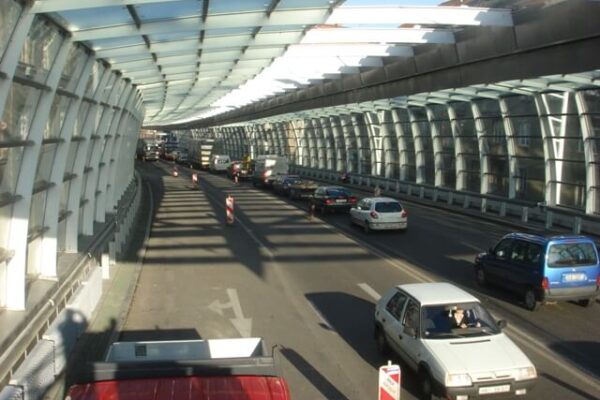 zasklená ocelová konstrukce tunelu